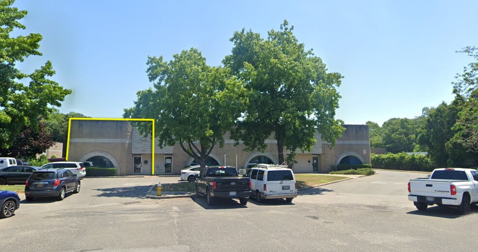 Primary Photo Of 332 Dante Ct, Holbrook Warehouse For Lease