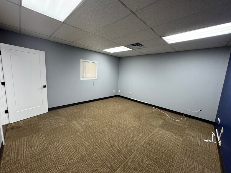 More Photos Of 721 W US Highway 50, O'Fallon Storefront Retail Office For Lease