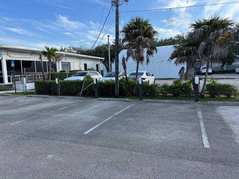 More Photos Of 2980 W Oakland Park Blvd, Oakland Park Showroom For Sale