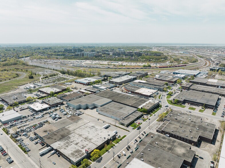 More Photos Of 5660 Rue Ferrier, Mont-Royal Distribution For Lease