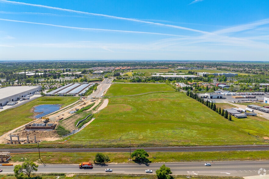 More Photos Of 751 Roseville Pky, Roseville Warehouse For Lease