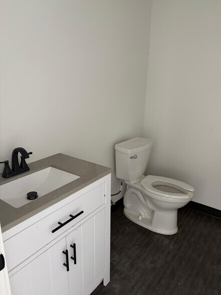 More Photos Of 16313 North Fwy, Houston Distribution For Lease