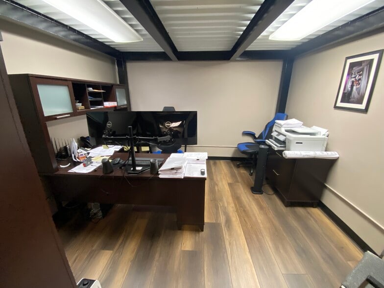 More Photos Of 77 Gazza Blvd, Farmingdale Showroom For Sale