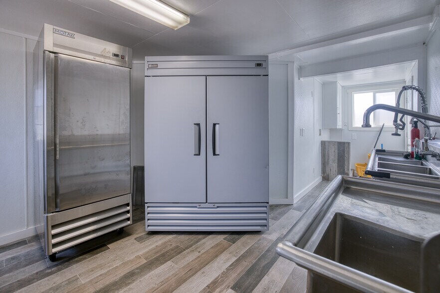 More Photos Of 40 Main St, Pacific Beach Flex For Sale