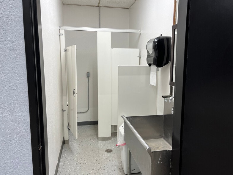 More Photos Of 477 Roland Way, Oakland Warehouse For Lease