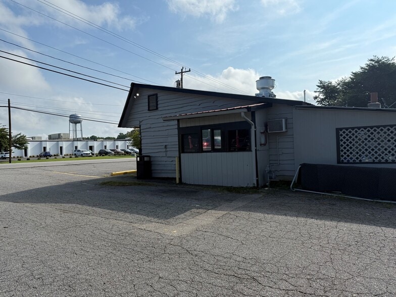 More Photos Of 566 E Main St, Yadkinville Restaurant For Lease