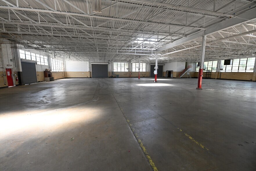 More Photos Of 2625 Broadway St, San Antonio Light Distribution For Lease