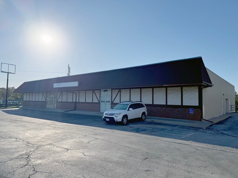 More Photos Of 10801 Blondo St, Omaha General Retail For Sale