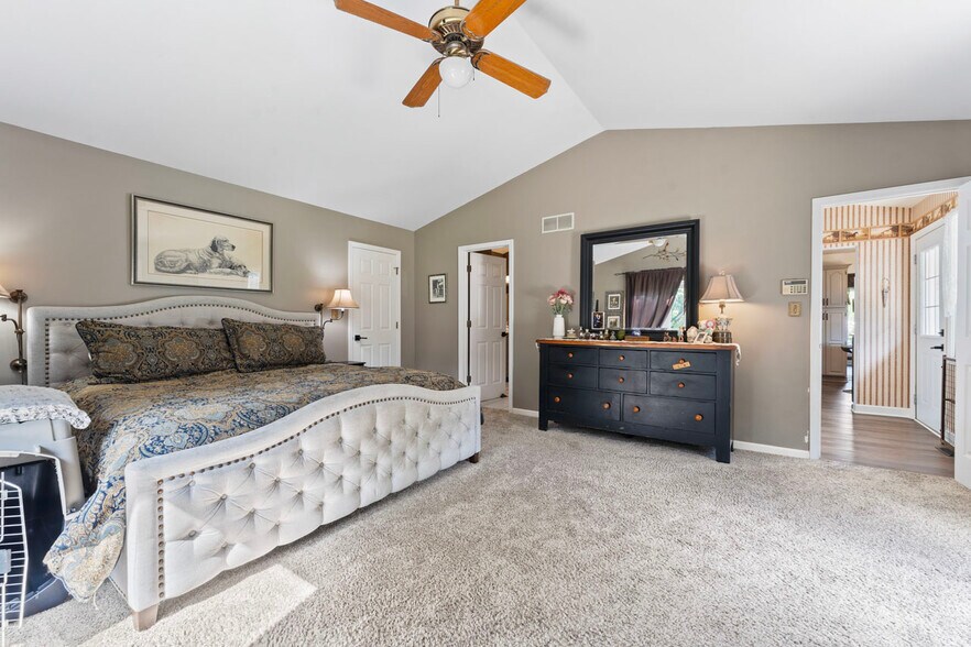 More Photos Of 4403 S Roberts Rd, Island Lake Veterinarian Kennel For Sale