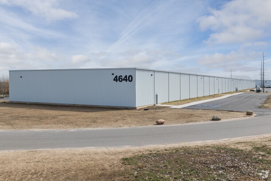 More Photos Of 4640 60th St, Kentwood Distribution For Lease