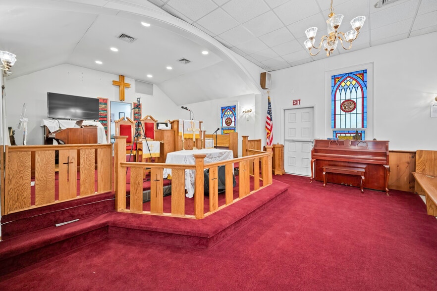 More Photos Of 109 Roslyn Rd, Roslyn Heights Religious Facility For Lease