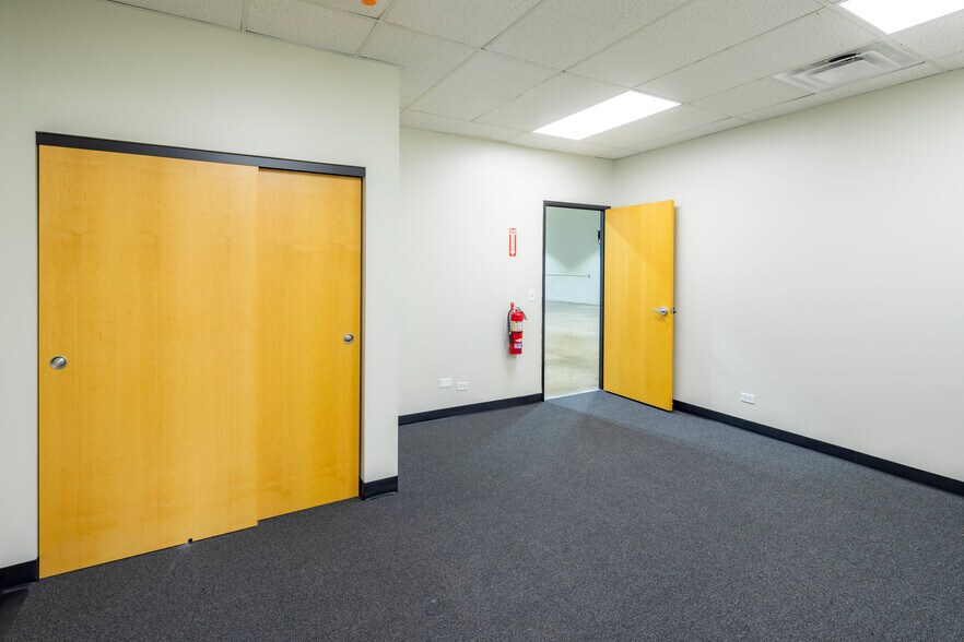 More Photos Of 1084 Industrial Dr, Bensenville Warehouse For Lease