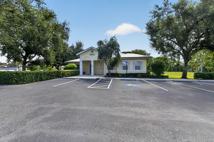 More Photos Of 2555 Pinellas Point Dr S, Saint Petersburg Veterinarian Kennel For Sale