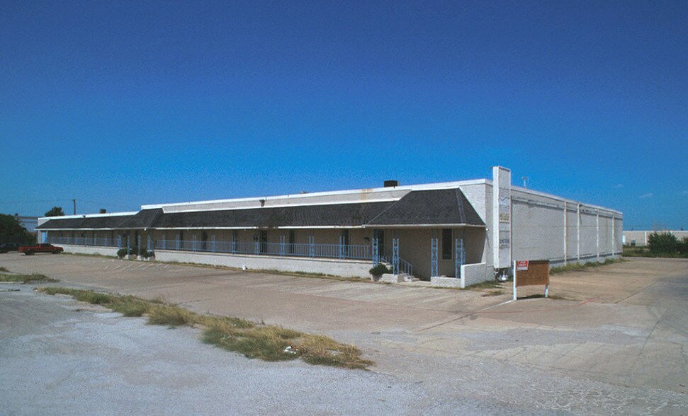 More Photos Of 3022-3032 Lincoln Ct, Garland Warehouse For Lease