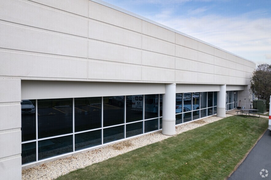 More Photos Of 340 Commerce Dr, Crystal Lake Manufacturing For Lease