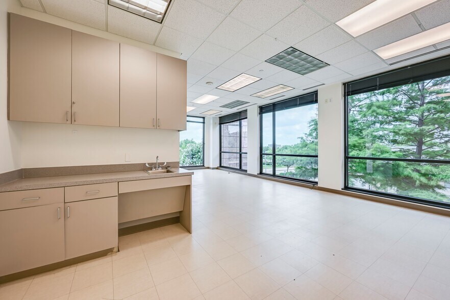 More Photos Of 701 Tuscan Dr, Irving Medical For Lease