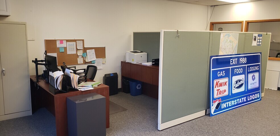 More Photos Of 4916-4920 Triangle St, McFarland Showroom For Lease