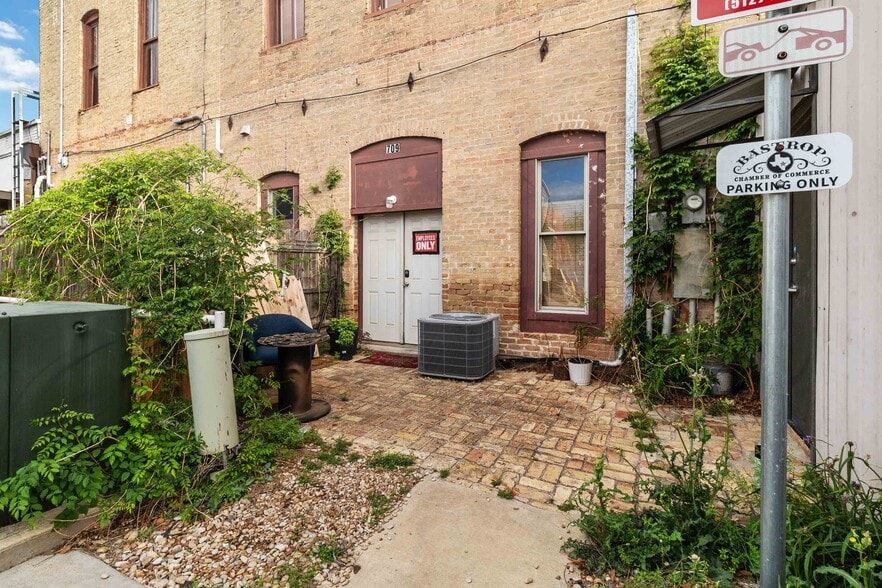 More Photos Of 709 Chestnut St, Bastrop Storefront Retail Residential For Sale