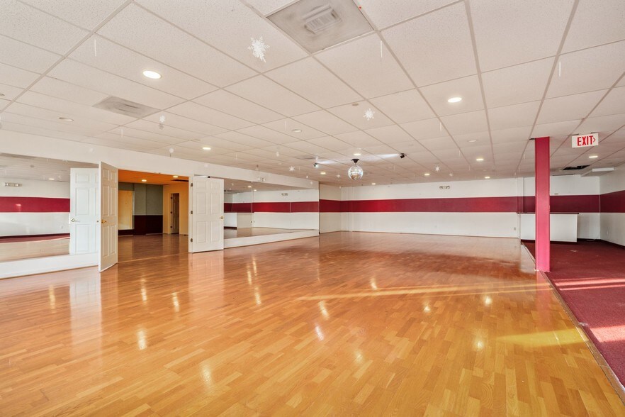 More Photos Of 117 Old State Rd, Brookfield Freestanding For Lease