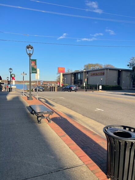 More Photos Of 304 Virginia Ave, Clarksville General Retail For Lease