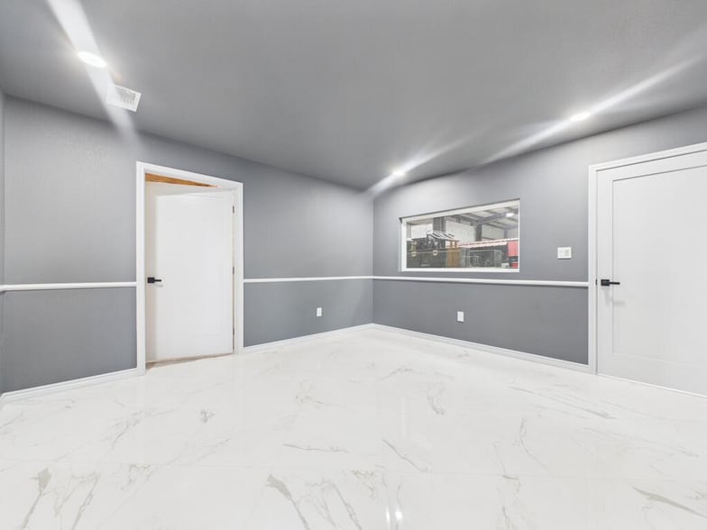 More Photos Of 1100 W Sealy Ave, Monahans Distribution For Sale