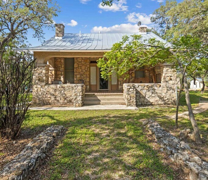 More Photos Of 316 W Highland Dr, Boerne Office For Sale