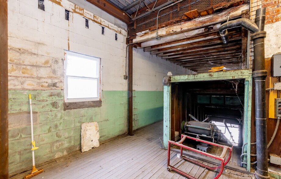 More Photos Of 927 E Madison St, Louisville Warehouse For Sale