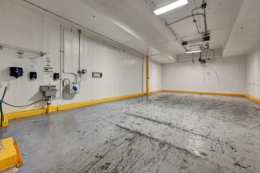 More Photos Of 100 Chamber Plz, Charleroi Supermarket For Lease