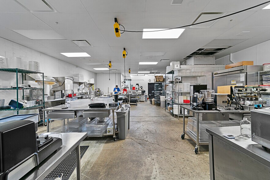 More Photos Of 136 Glass St, Dallas Storefront For Lease
