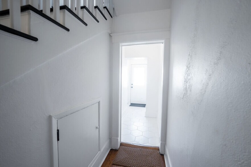 More Photos Of 306 E Victory Dr, Savannah Apartments For Sale