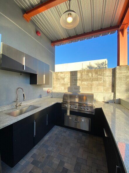 More Photos Of 3158 24th Ave N, Saint Petersburg Showroom For Sale