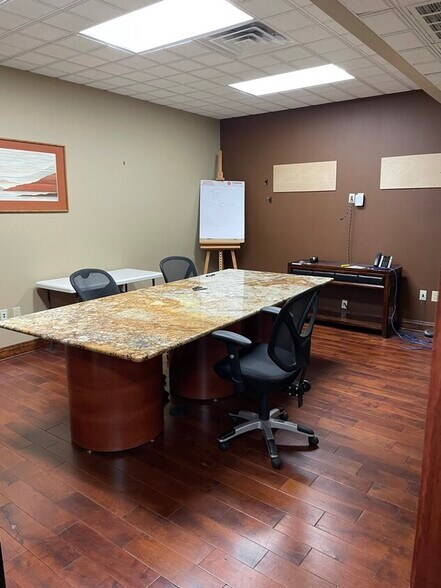More Photos Of 6615 Vaught Ranch Rd, Austin Office Residential For Lease