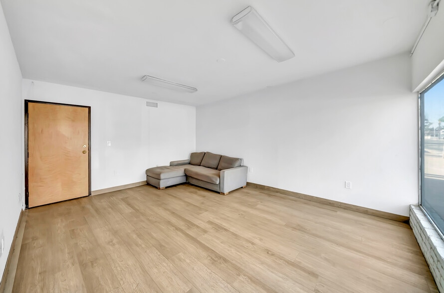 More Photos Of 1926 S Main St, Santa Ana Office For Lease