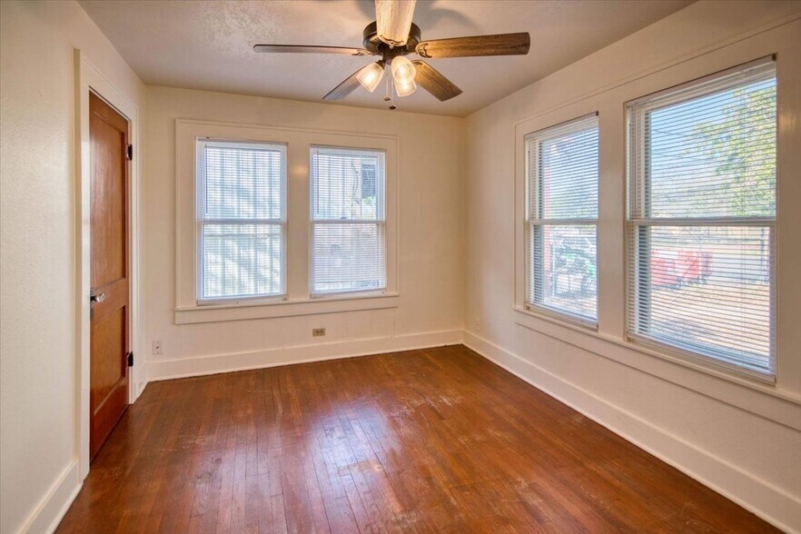 More Photos Of 1007 N Llano St, Fredericksburg Office Residential For Sale