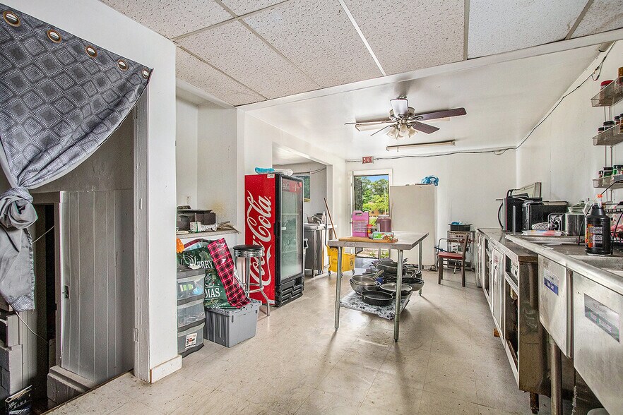 More Photos Of 952 Pipestone St, Benton Harbor General Retail For Sale