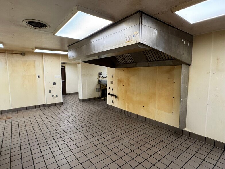 More Photos Of 6120 Grand Ave, Des Moines Restaurant For Sale