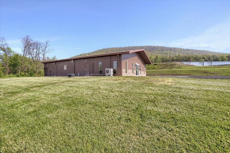 More Photos Of 55 W Shortcut Rd, Newport Loft Creative Space For Sale