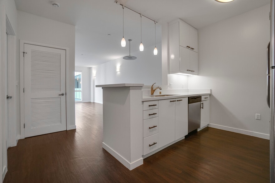 More Photos Of 525 Santa Monica Blvd, Santa Monica Apartments For Sale