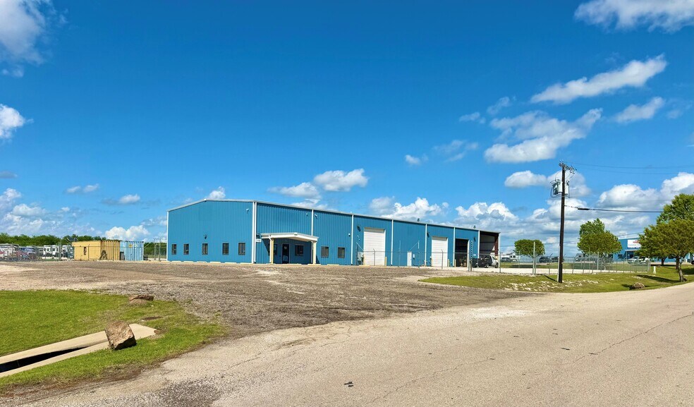 More Photos Of 110 E Barnett Dr, Cleburne Warehouse For Lease