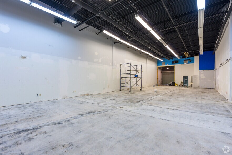 More Photos Of 900 Park Centre Blvd, Miami Gardens Showroom For Lease