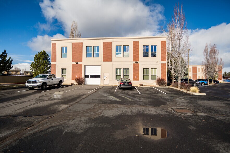 More Photos Of 601 N Larch St, Sisters Research And Development For Sale