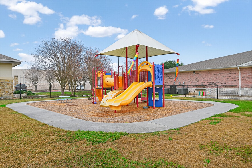 More Photos Of 8525 Queenston Blvd, Houston Freestanding For Sale