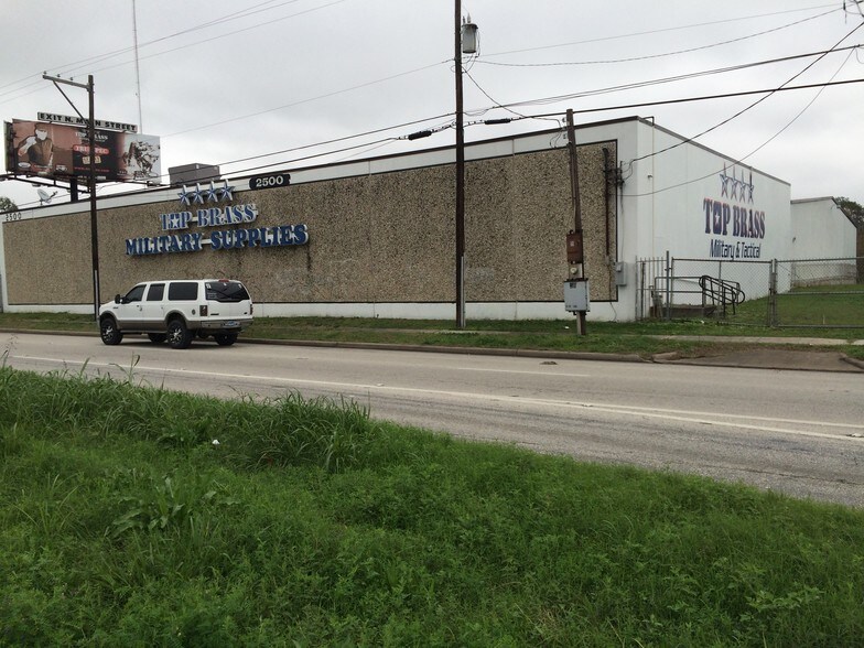 More Photos Of 2500 North Fwy, Houston Freestanding For Lease