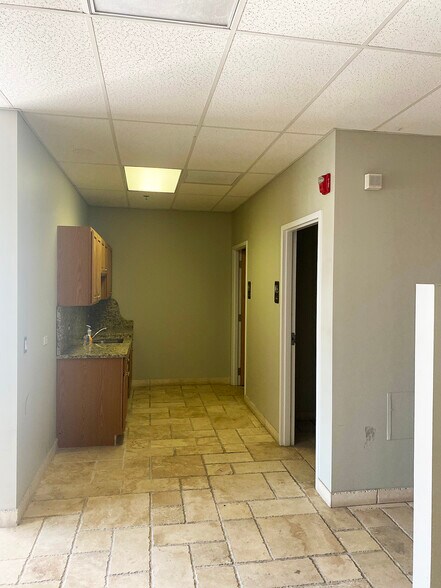 More Photos Of 3483-3491 Swenson Ave, St Charles Warehouse For Lease