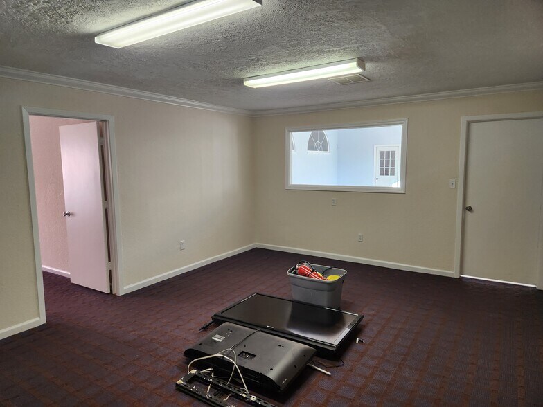 More Photos Of 17610 Hufsmith Kohrville Rd, Tomball Industrial For Lease