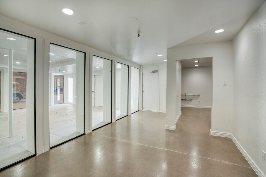 More Photos Of 7740 E Evans Rd, Scottsdale Showroom For Lease