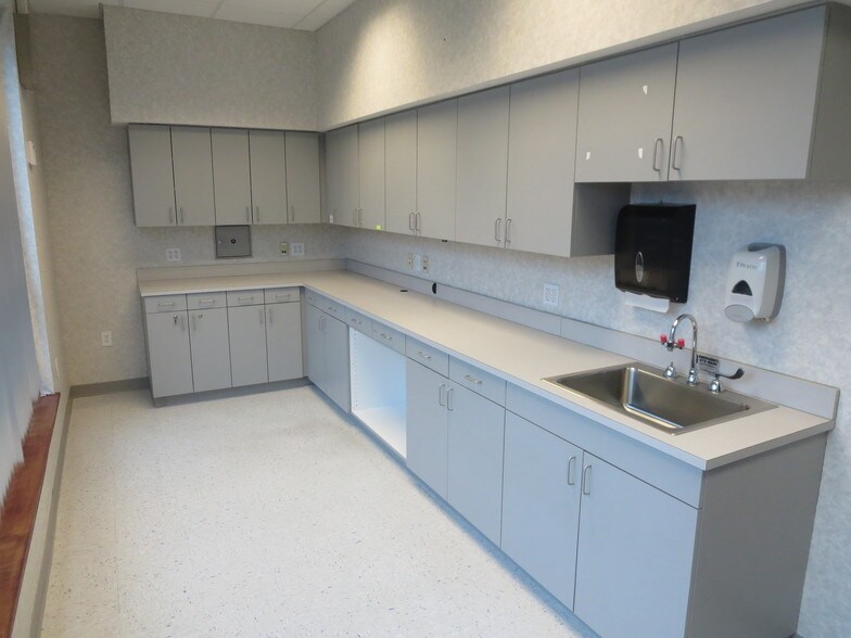 More Photos Of 502 W King St, Kings Mountain Medical For Sale