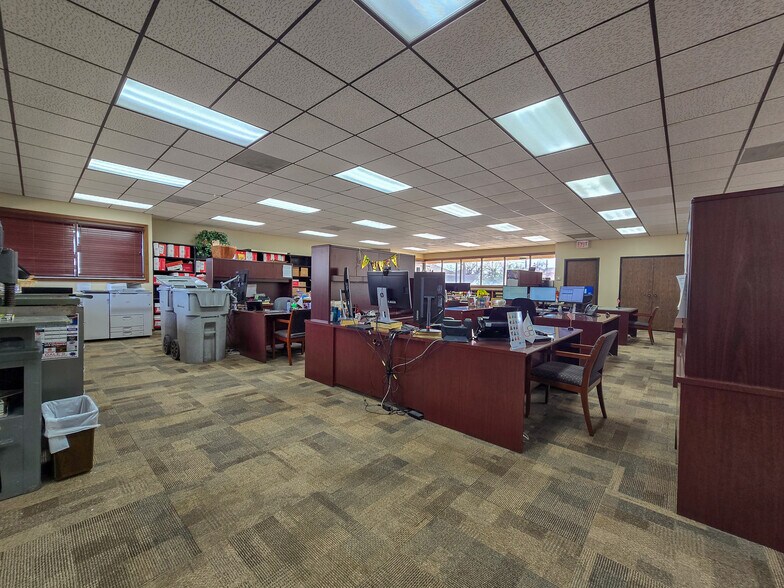 More Photos Of 123 W Highland St, Shawnee Office For Lease