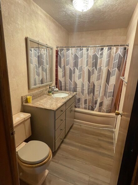More Photos Of 370 N State St, Shelley Storefront Retail Residential For Lease