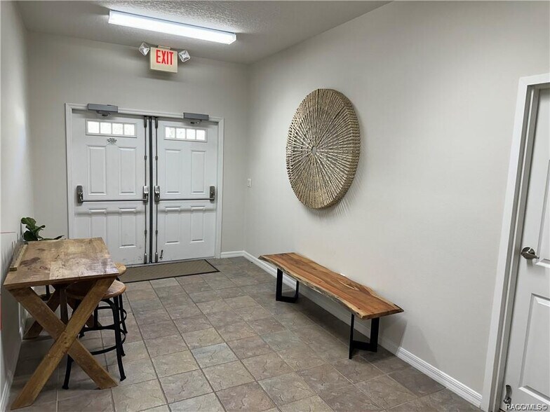 More Photos Of 957 S Lois Ter, Inverness Loft Creative Space For Lease